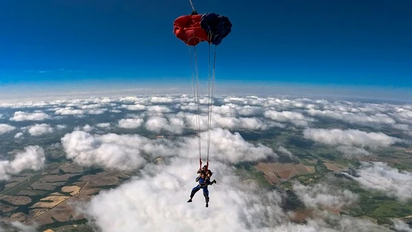 Experiência de salto de paraquedas em altura