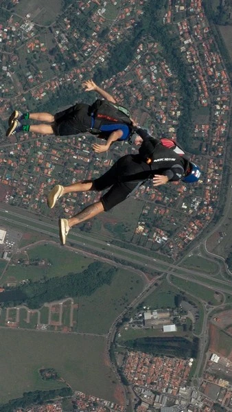 Formação de paraquedista profissional