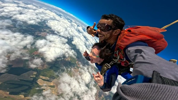 Salto de paraquedas em dupla